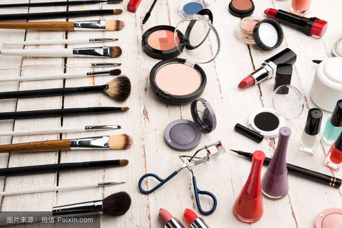 2. 眉笔：塑造泰式挑眉， 展现个性魅力