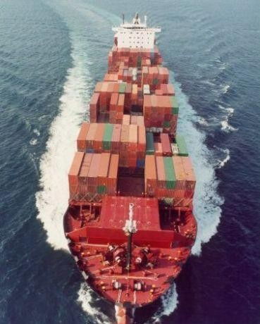 一、 选择专业的海运卡派服务商