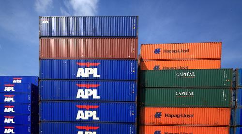 正确装载货物：在装载货物时需要遵循集装箱的装载规定，确保货物在集装箱内的稳定性和平安性