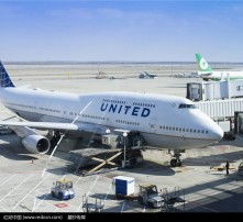 对与液体货物，容器内部必须留有5-10%的空隙，封盖必须严密，防止溢漏。