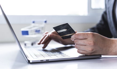 “亏本价”测爆款：比如某款手机壳成本5元， 定价4.9元包邮（亏1元），挂上“新品尝鲜价”标签，三天内卖出500单，说明用户真喜欢，立刻调回8.9元继续推。