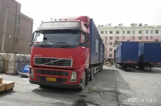 深圳地区的实践显示， 路径优化算法的运用使配送车辆每日行驶里程显著减少15%，电子围栏技术的实施实现了50米精度的到货预警，客户APP的签收率以达97.6%。针对医药冷链等特殊品类，蓄冷箱与温度监控的组合方案使得全程温控达标率提升至99.3%。