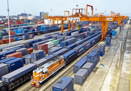 tong过接入气象卫星与海关实时数据流， 系统可预判线路拥堵风险并自动切换路径