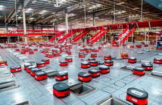 分拣打包：商品在TikTok的分拨仓进行分拣打包