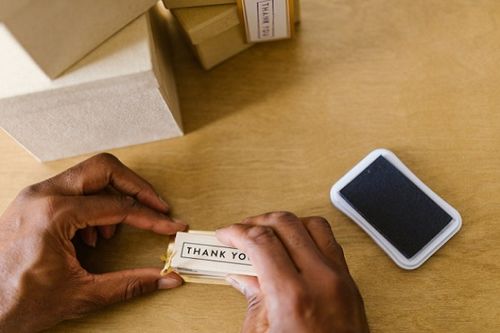 三、 打招呼式增加亲近感