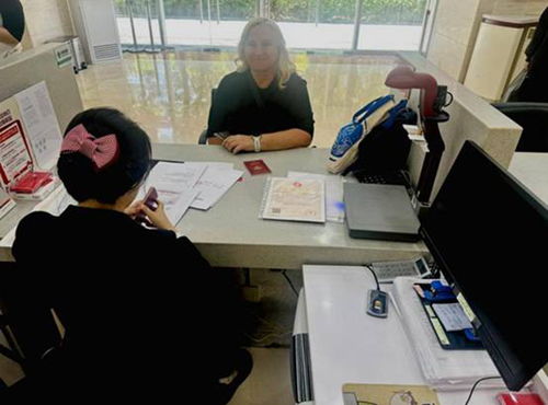 提供身份证明和商业资料