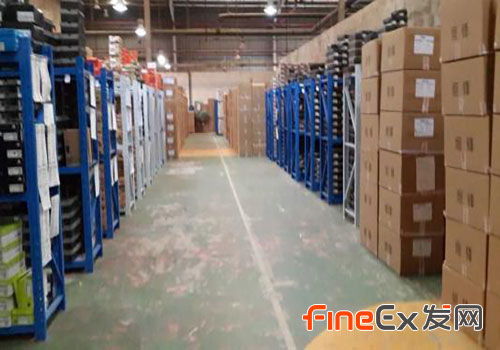 仓储：智Neng调度与风险防控的中枢