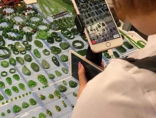 一、直播间翡翠为什么卖得那么便宜？