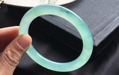 淘宝直播平台上的翡翠手镯真伪辨析