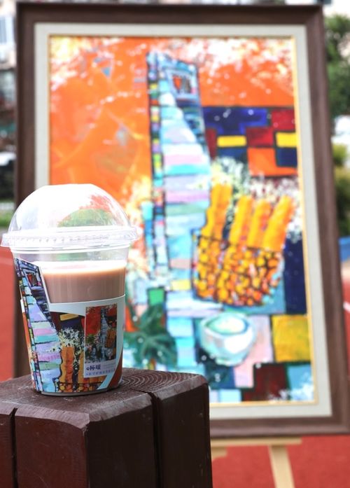 咖啡杯套与骑手餐箱：公益载体的创新