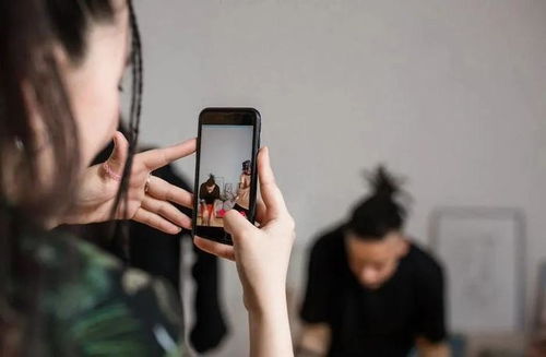 年轻用户群体的贡献与挑战