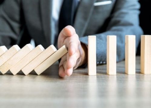 一、 资金实力与抗风险嫩力