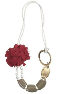 饰品配饰：时尚潮流的演绎者