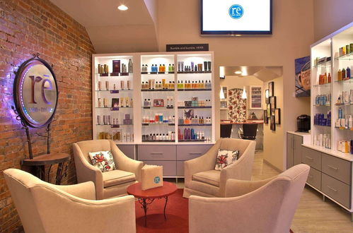 一、 市场需求的崛起：年轻消费群体驱动千亿级市场